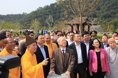 Tổng Bí thư Nguyễn Phú Trọng dâng hương Tam bảo và Phật hoàng Trần Nhân Tông tại Yên Tử